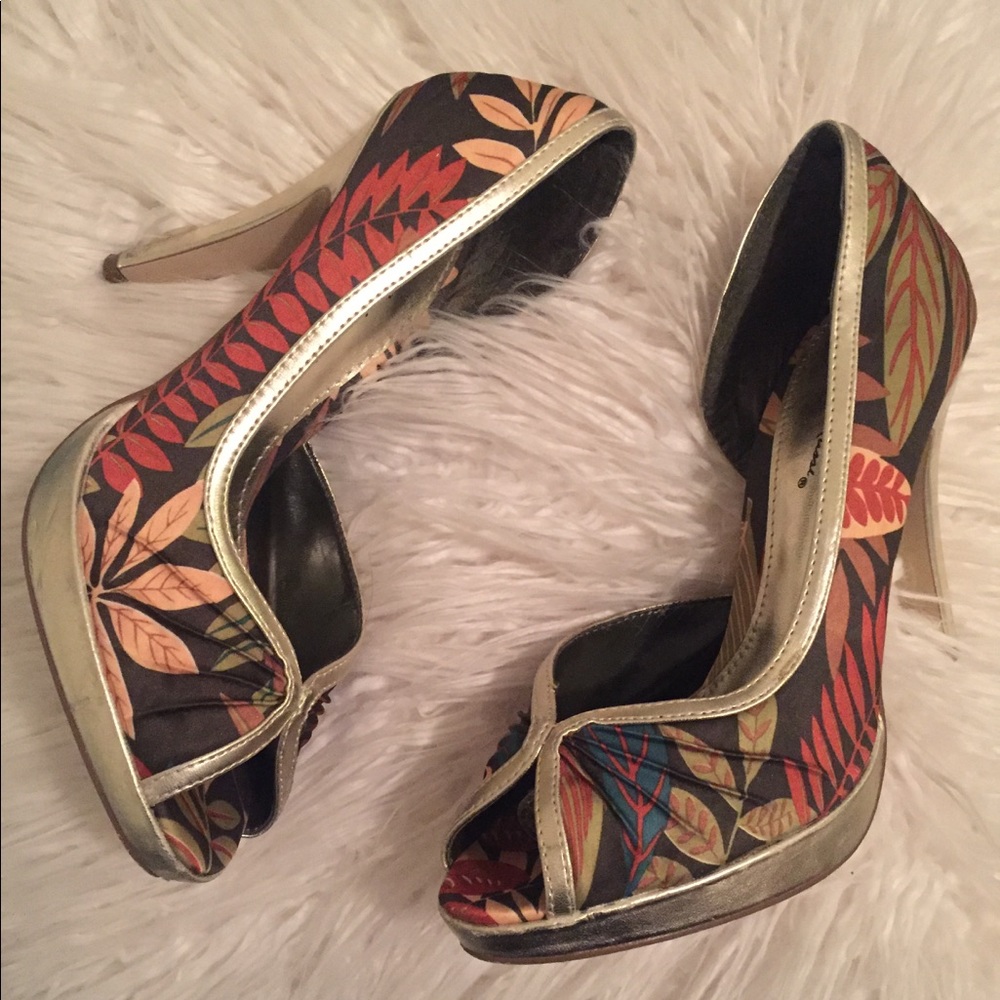 Beautiful floral peep toe pumps 👠🌹🌷🌺